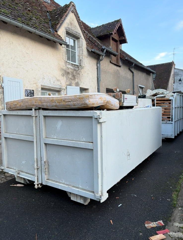 Bennes MTA déposées en rue pour rénovation